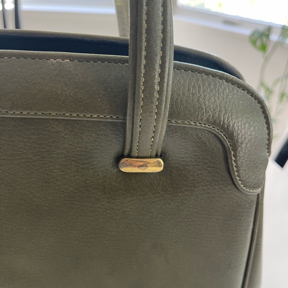 Beautiful Vintage Olive Green Leather Handbag - Picture 2 of 7